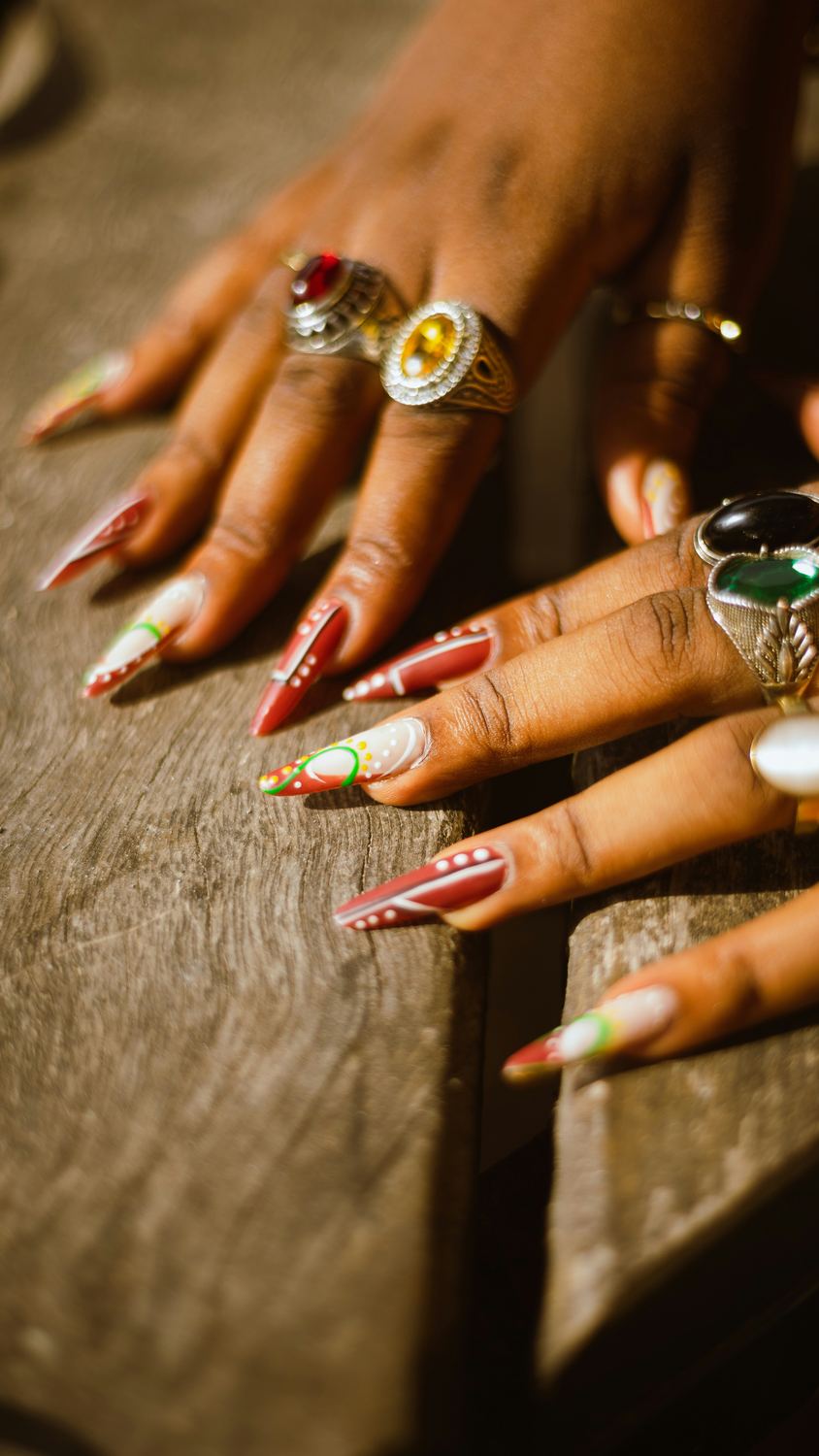 Mains aux ongles décorés et bagues
