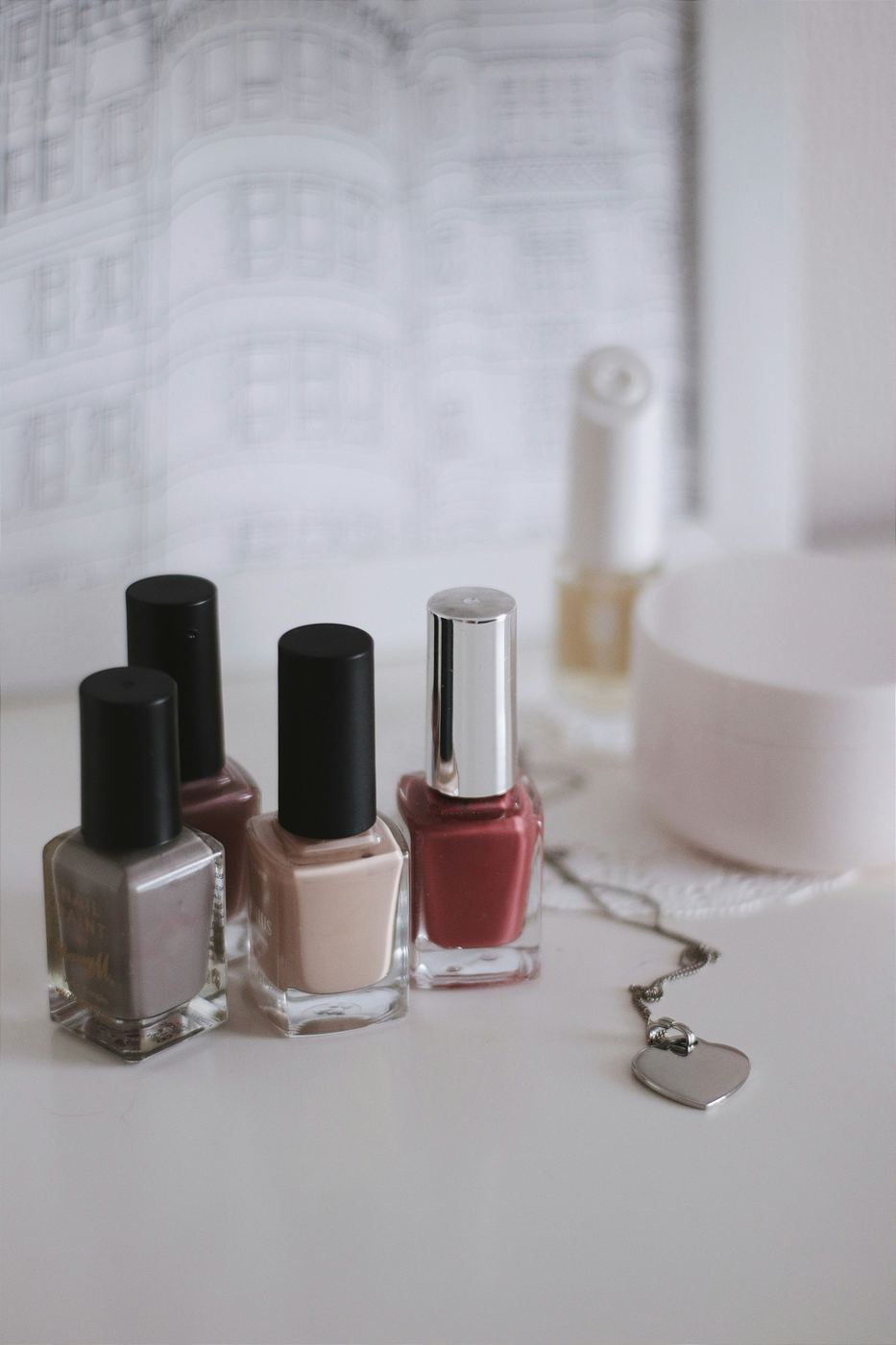 Flacons de vernis à ongles sur une table claire